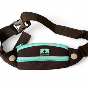 NATHAN black running belt. Neoprene with 2 zip pockets and sturdy buckle.
